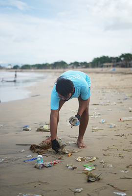 Ocean littered wth plastic